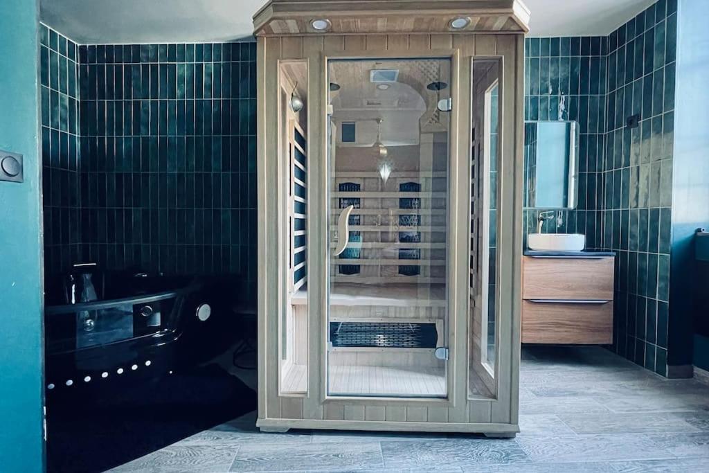 Love Room L' Orientale / Jacuzzi / Sauna Chateau-Landon Eksteriør billede