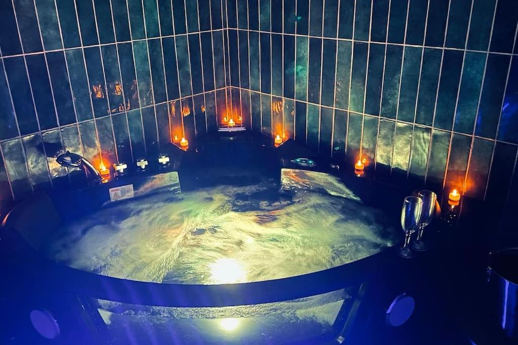 Love Room L' Orientale / Jacuzzi / Sauna Chateau-Landon Eksteriør billede