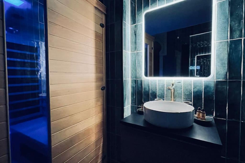 Love Room L' Orientale / Jacuzzi / Sauna Chateau-Landon Eksteriør billede